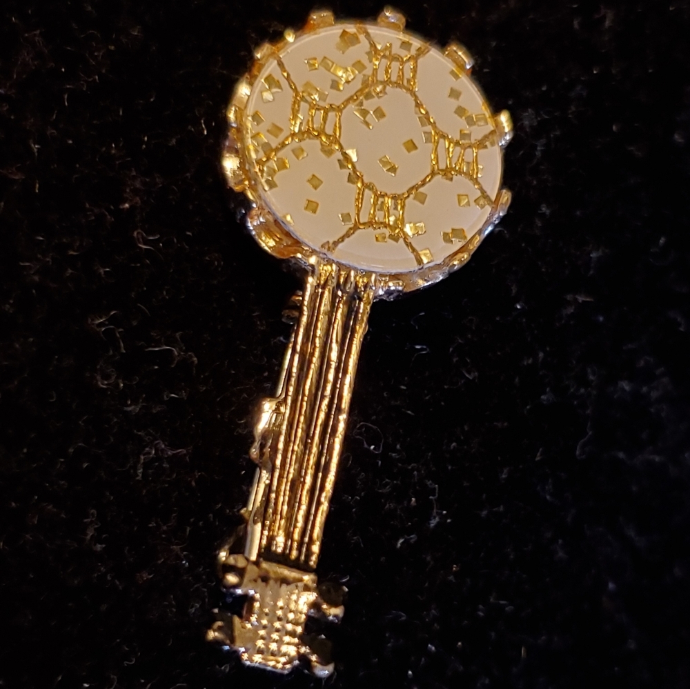 Goldtone and white banjo brooch
